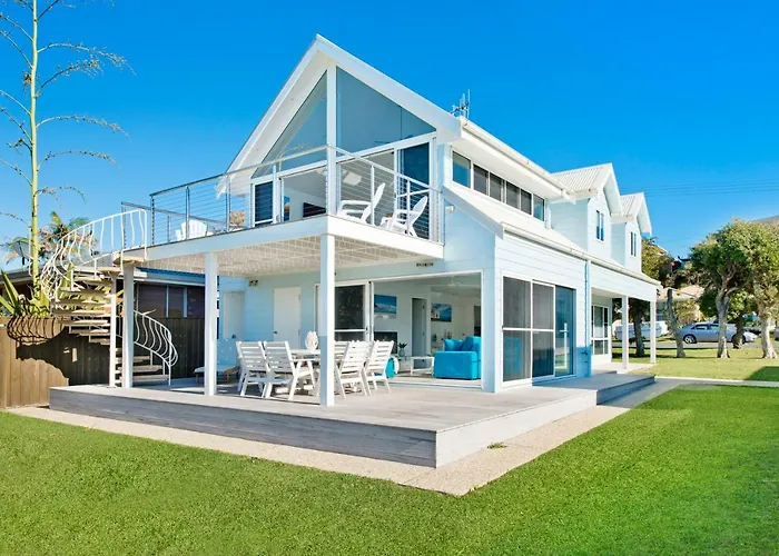 Middle Rock Beach House - Beach Front, Lake Cathie
