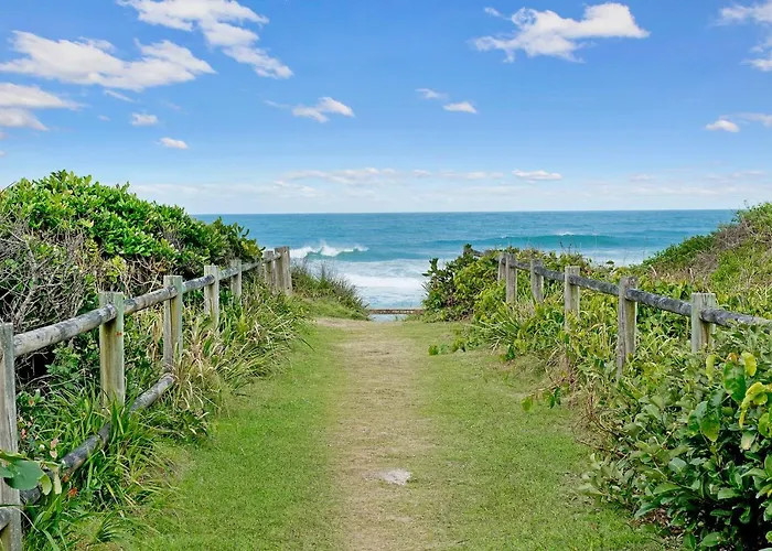 Middle Rock Beach House - Beach Front, Lake Cathie